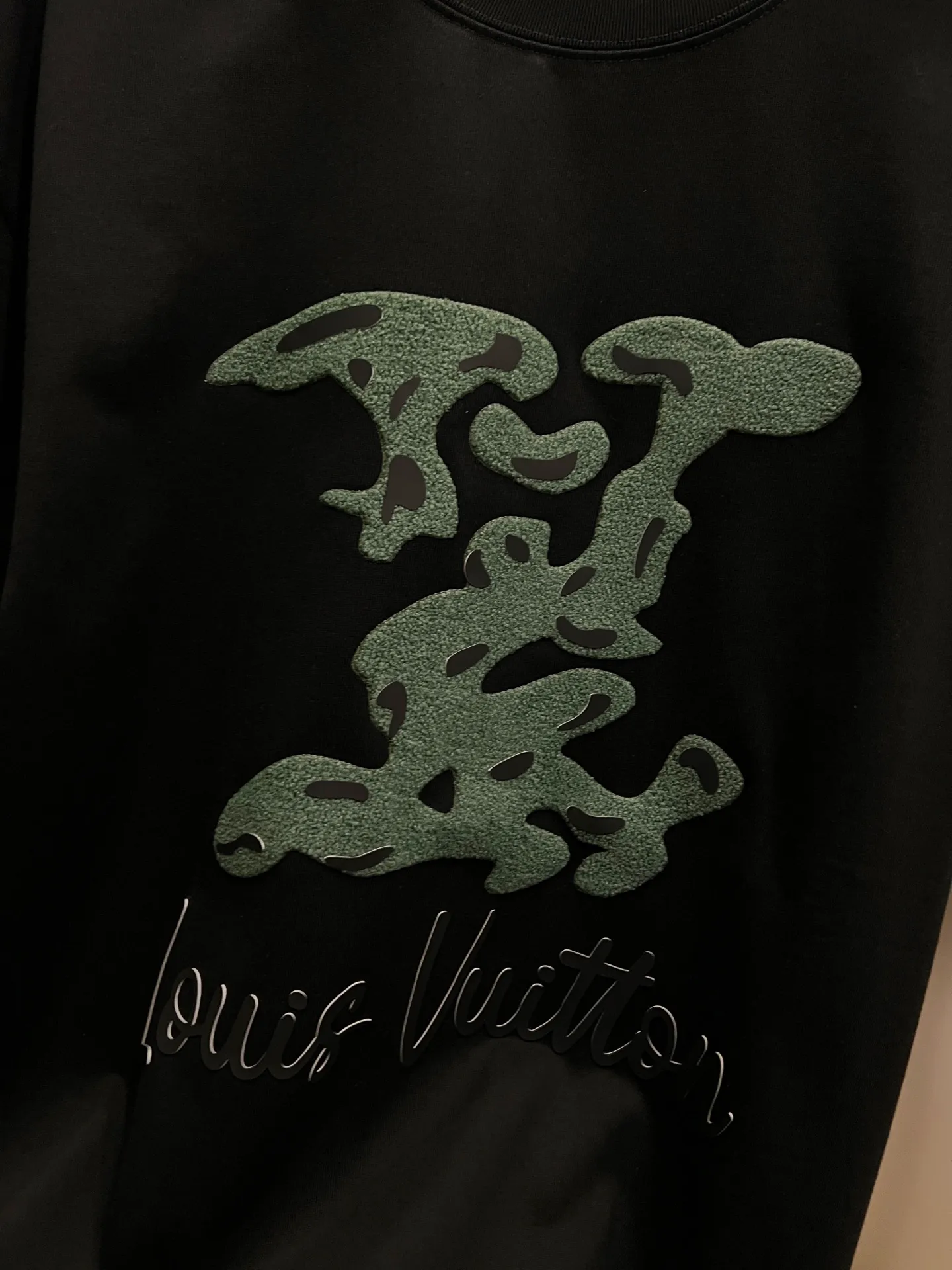 🅿️190 1v Louis* 2025 autumn and winter new style, classic big V letter three-dimensional craft design, high-end version! Highly breathable and comfortable, customized double-yarn plain cotton fabric. Short-sleeved T-shirt. Same style for men and women. Sizes S M L XL XXL Five sizes black white Angora red